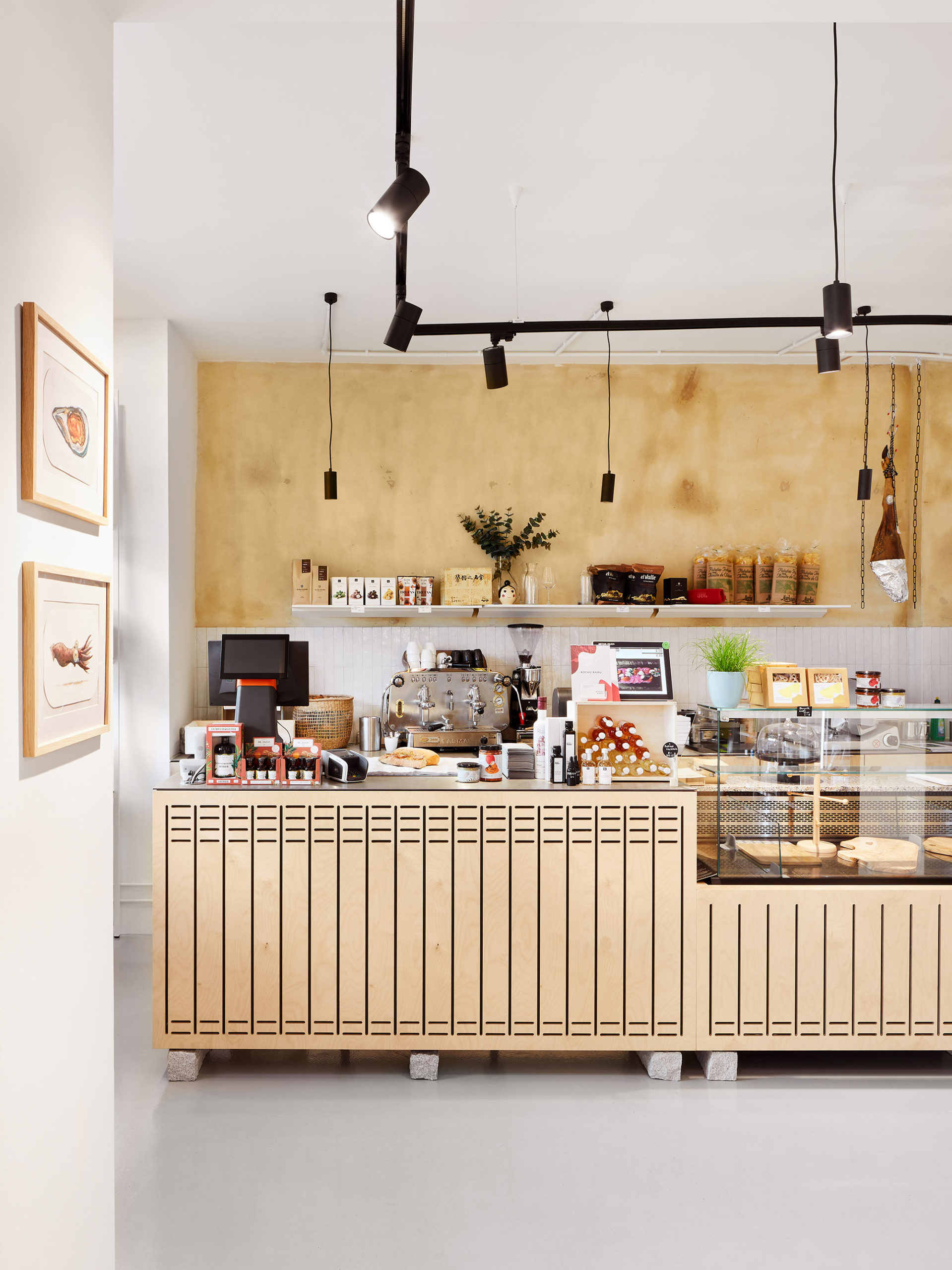 Kochu Karu Deli Ladenansicht innen, Blick auf Theke aus hellem Holz, Kasse, Kaffeemaschine und Produkte